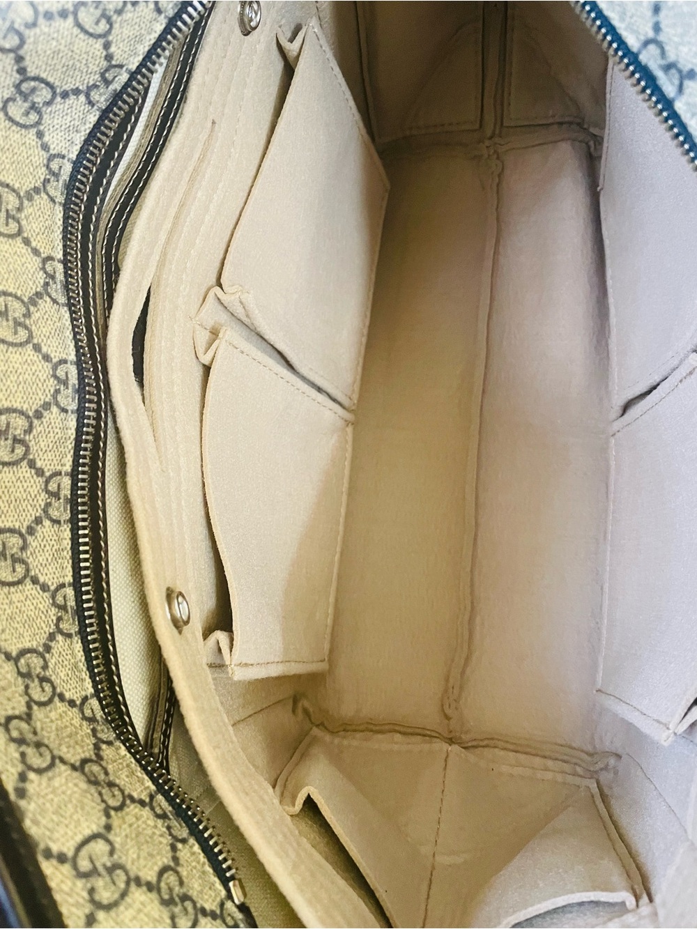 Gucci Beige GG Supreme Canvas Tote - Picture 4 of 16